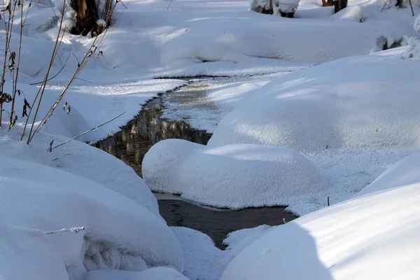 Áreas Águas Abertas Entre Desvios Neve Close — Fotografia de Stock