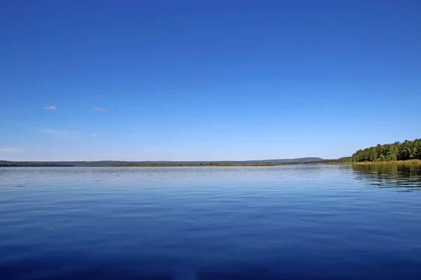 Удивительная Голубая Речная Вода Бесконечное Голубое Небо Тонкая Полоса Берега — стоковое фото