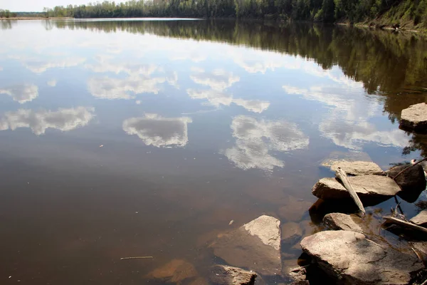 Erstaunliche Frühlingsszene Der Wolkensplitter Die Sich Der Flussoberfläche Spiegeln Wunderbares — Stockfoto