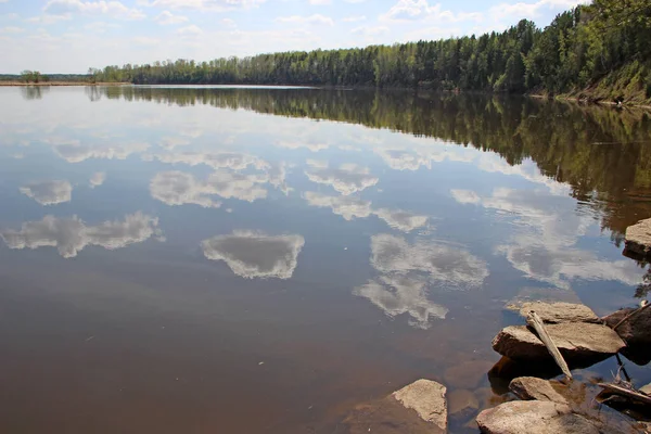 Increíble Escena Primaveral Las Piezas Nubes Reflejadas Superficie Del Río — Foto de Stock