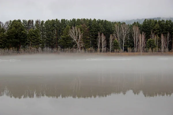 Nehir suyunda yatan yoğun sisin eski resimleri.