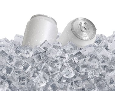 Buz küplerinde su damlaları olan alüminyum soda kutusu. Yaz ferahlatıcı içecek