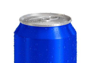Beyaz zemin üzerinde su damlaları olan mavi alüminyum soda kutusu