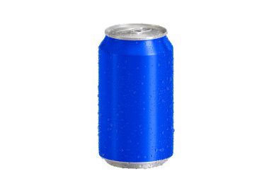 Beyaz zemin üzerinde su damlaları olan mavi alüminyum soda kutusu