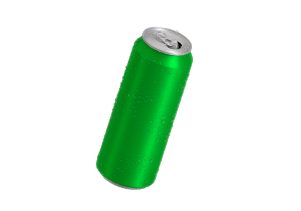 Su damlaları ve şeffaf arkaplan içeren yeşil alüminyum soda kutusu