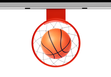 Üst Manzara. Ağ üzerinde yüzen turuncu basketbol topu. Başarı kavramı. puan toplama ve kazanma, şeffaf arkaplan