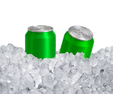 Bir kutu soğuk içecek, bir küp buz, sulu. Yaz ferahlatıcı içecek, şeffaf arkaplan