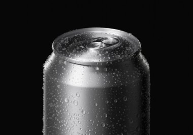 Alüminyum gümüş soda kutusu buğulamayla kaplı, Blac 'ın üzerinde duruyor.