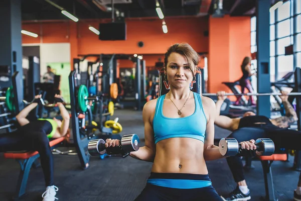 Dziewczyna Trener Atletyczny Budować Siłowni Trener — Zdjęcie stockowe