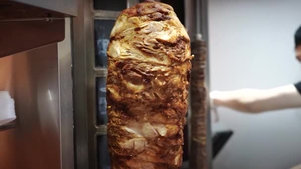 Bir aşçı shawarma, gyros, doner kebap yapmak için et keser.. — Stok video