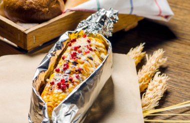 Alüminyum folyo üzerinde pişmiş mısır