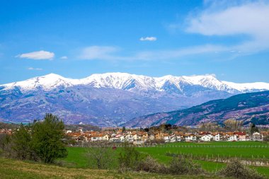 Bulgaristan 'ın Kocherinovo ve Rila Dağı panoramik manzarası.                               