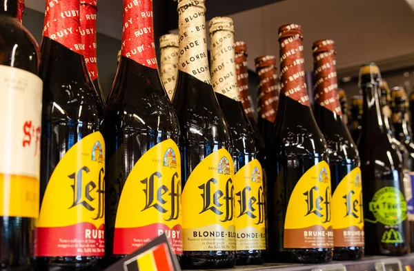 Bruxelas Bélgica Agosto 2019 Prateleira Supermercado Com Garrafas Cerveja Uma — Fotografia de Stock