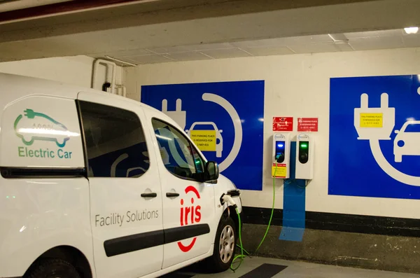 Bruksela Belgia Sierpień 2019 Parkingu Publicznym Stacja Ładowania Pojazdów Elektrycznych — Zdjęcie stockowe