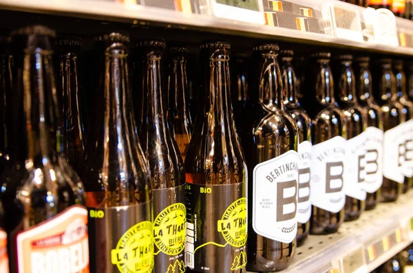 Bruselas Bélgica Agosto 2019 Estante Supermercado Con Botellas Cerveza Una — Foto de Stock