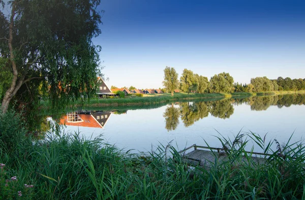 Kinderdijk オランダ 2019年8月 驚くべき北ヨーロッパの風景 夜の光は 家や水の鏡の木の色と反射を強化します — ストック写真