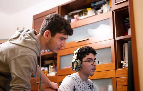 Διαμονή Στο Σπίτι Δύο Καυκάσιοι Αδελφοί Ασχολούνται Αγαπημένο Τους Βιντεοπαιχνίδι — Φωτογραφία Αρχείου
