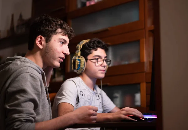 Διαμονή Στο Σπίτι Δύο Καυκάσιοι Αδελφοί Ασχολούνται Αγαπημένο Τους Βιντεοπαιχνίδι — Φωτογραφία Αρχείου