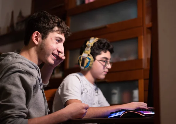 Thuis Blijven Twee Blanke Broers Houden Zich Bezig Met Hun — Stockfoto