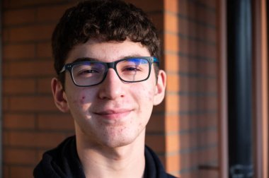 Ergenlik çağındaki caicasic bir çocuğun portresi: yüz derisinde küçük sivilceleri, kırmızı noktaları, sivilceleri tanıyabiliriz..