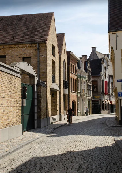 ベルギーのメヘレン 2019年8月 美しい晴れた夏の日には 歴史的な中心部の通り 石のブロックとレンガ造りの家のスタイルを持つ通りは私たちを時間に戻します — ストック写真