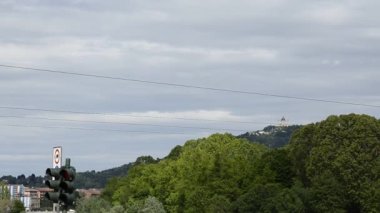 Torino, Piedmont, İtalya. Mayıs 2019. Piazza Vittorio 'dan çekilen Superga Bazilikası. Yeşil tepeler çerçeveletiyor. 25fps.