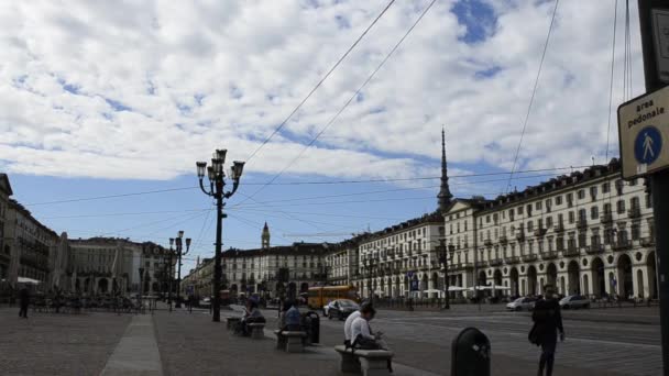 Torino, Piedmont, İtalya. Mayıs 2019. Piazza Vittorio, şehrin ana meydanlarından biri. Burası hem gece hem de gündüz buluşma yeridir. Sağda Köstebek Antonelliana 'nın tepesi duruyor.. — Stok video