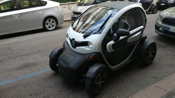 Турин, Пьемонт, Италия. Май 2019 года. В историческом центре Renault Twizy: компактность этого двухместного электрического квадроцикла облегчает городскую мобильность. З.Э. указывает на нулевые выбросы. 30Fps. — стоковое видео