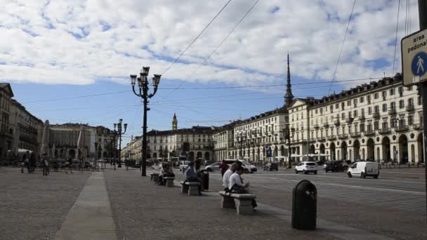 Torino, Piedmont, İtalya. Mayıs 2019. Piazza Vittorio, şehrin ana meydanlarından biri. Burası hem gece hem de gündüz buluşma yeridir. Sağda Köstebek Antonelliana 'nın tepesi duruyor.. — Stok video