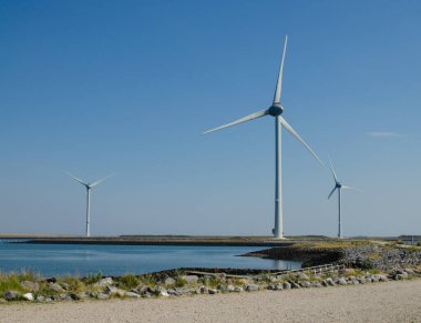 Oosterscheldekering, Hollanda, Ağustos 2019. Zeeland kırsalında, rüzgar tarlaları: rüzgar türbinleriyle karakterize edilen belirli bir manzara.
