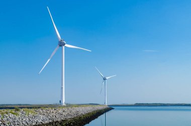 Oosterscheldekering, Hollanda, Ağustos 2019. Zeeland kırsalında, rüzgar tarlaları: rüzgar türbinleriyle karakterize edilen belirli bir manzara.