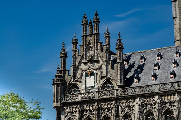 Middelburg, Hollanda, Ağustos 2019. Muhteşem Gotik tarzı belediye binasının detayları, güzel bir yaz günü..