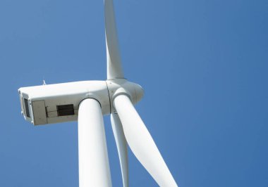 Oosterscheldekering, Hollanda, Ağustos 2019. Zeeland kırsalında, rüzgar tarlaları: rüzgar türbinleriyle karakterize edilen belirli bir manzara.