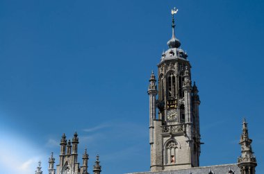 Middelburg, Hollanda, Ağustos 2019. Muhteşem Gotik tarzı belediye binasının detayları, güzel bir yaz günü..