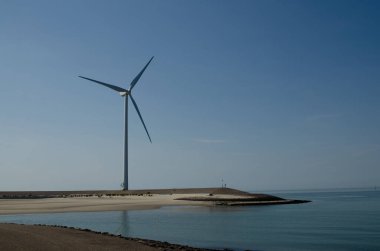 Oosterscheldekering, Hollanda, Ağustos 2019. Zeeland kırsalında, rüzgar tarlaları: rüzgar türbinleriyle karakterize edilen belirli bir manzara.