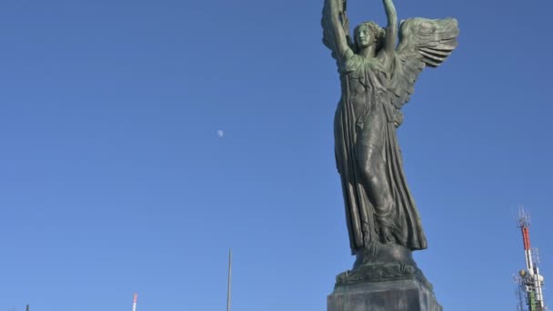 意大利皮埃蒙特都灵 January 2020 维托利亚灯塔上的倾斜镜头是一座青铜雕像 安放在Maddalena山Parco Della Rimembranza山顶上 他身后的天线 — 图库视频影像