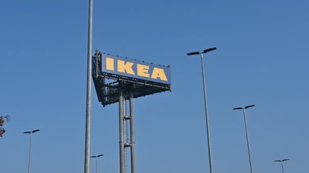 Collegno, provincia di Torino. Gennaio 2021. In una bella giornata di sole, filmato del grande logo IKEA che sormonta un palo molto alto di fronte al centro commerciale. — Video Stock