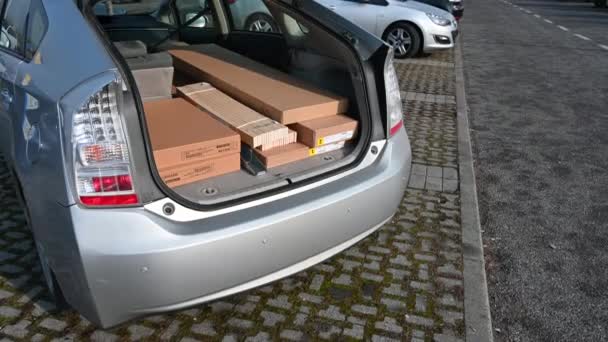 Collegno, provincia de Turín, Italia. Enero de 2021. En el centro comercial IKEA una imagen conceptual de una renovación de muebles: El maletero del coche está lleno de paquetes de muebles para montar — Vídeos de Stock