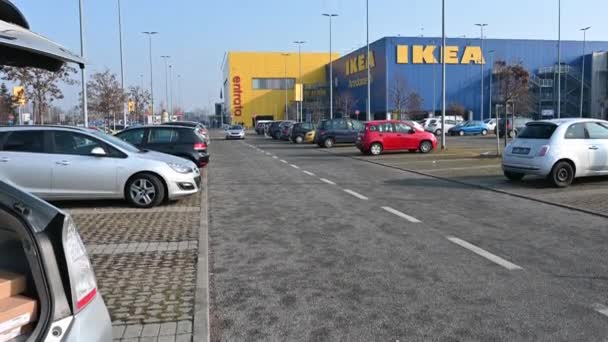 Collegno, Torino bölgesi, İtalya. Ocak 2021. IKEA alışveriş merkezindeki görüntüler: Büyük sarı logolu mavi bina müşterinin otoparkından şüphe götürmez.. — Stok video