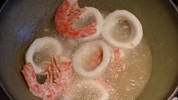 Domácí Životní Scéna Detailní Záběry Krevet Floured Chobotnicových Kroužků Smažených — Stock video