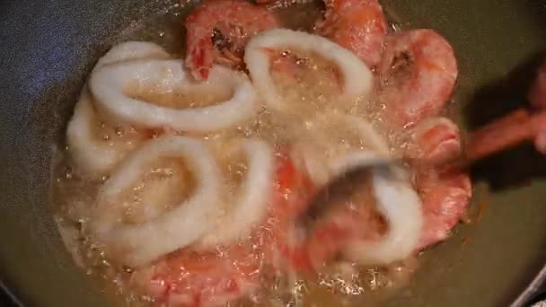 Domácí Životní Scéna Detailní Záběry Krevet Chobotnicových Kroužků Smažených Horkém — Stock video