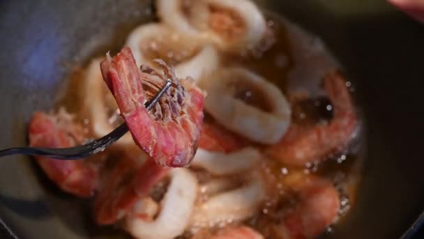 Domácí Životní Scéna Záběry Krevet Chobotnicových Kroužků Smažených Horkém Oleji — Stock video