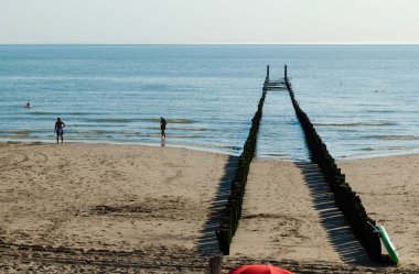 Westkapelle, Hollanda, Ağustos 2019. Bu kasabanın plajları geniş ve temizdir. Denize doğru uzanan uzun sıralı kutuplar manzarayı karakterize eder. Güzel güneşli yaz günü