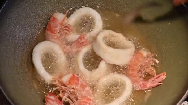 새우와 부채꼴 오징어 고리가 뜨거운 기름에 모습을 코카서스 포크를 기름을 — 비디오