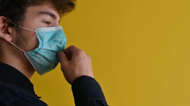 Realizando Esfregaço Nasal Para Verificar Positividade Coronavírus Contra Fundo Amarelo — Vídeo de Stock