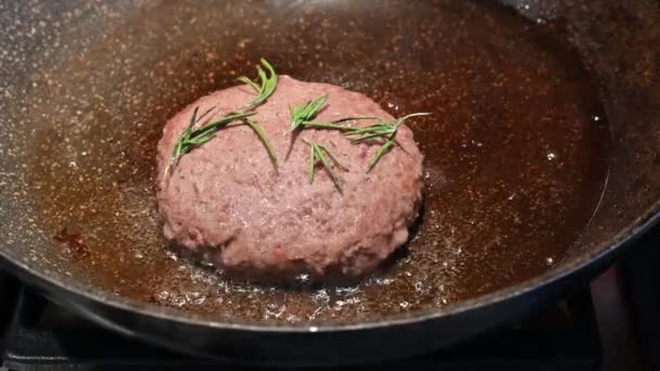 家庭生活场景 在做饭的时候 汉堡包被放在一个有勺子的锅里 — 图库视频影像
