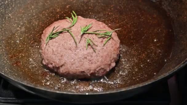 家庭生活场景 一个用迷迭香装饰的汉堡包在烹调过程中被盐渍了 — 图库视频影像
