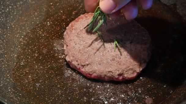 Home Life Scenes Hamburger Garnished Rosemary While Cooking — Stock Video