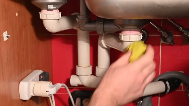Kontrollieren Sie Den Wasserabfluss Unter Der Küchenspüle Mit Einem Schwammtuch — Stockvideo