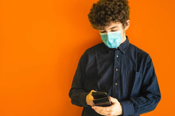 Söt Brun Lockigt Hår Pojke Med Mobiltelefon Gul Studio Bakgrund — Stockfoto